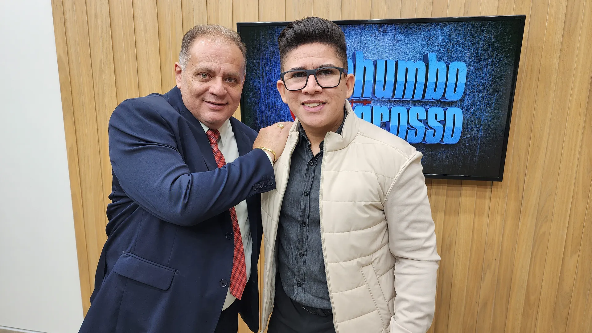 O apresentador André Silva, o Potim, ao lado de Aldair dos Santos, durante entrevista para o Imprensa & Mídia sobre os 25 anos do "Chumbo Grosso"
