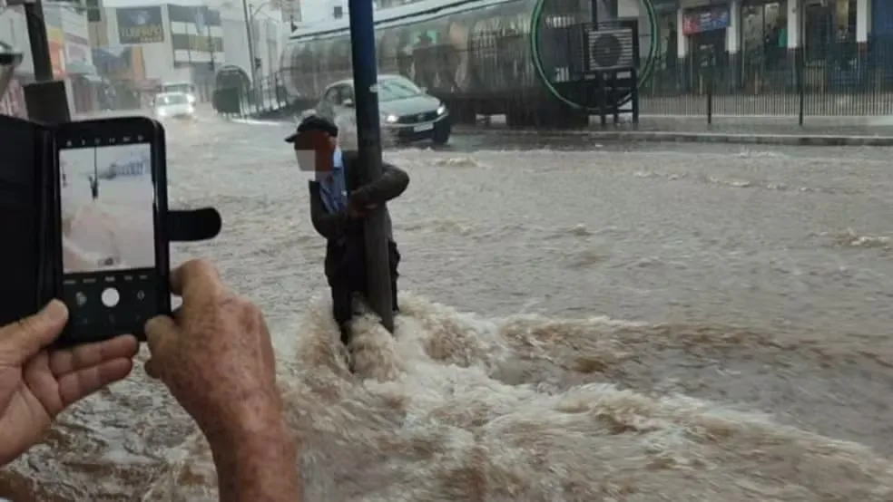 VÍDEOS: Chuva forte atinge Uberaba e causa alagamentos e inundações; CGE diz que chuva deve ficar até sábado (22)