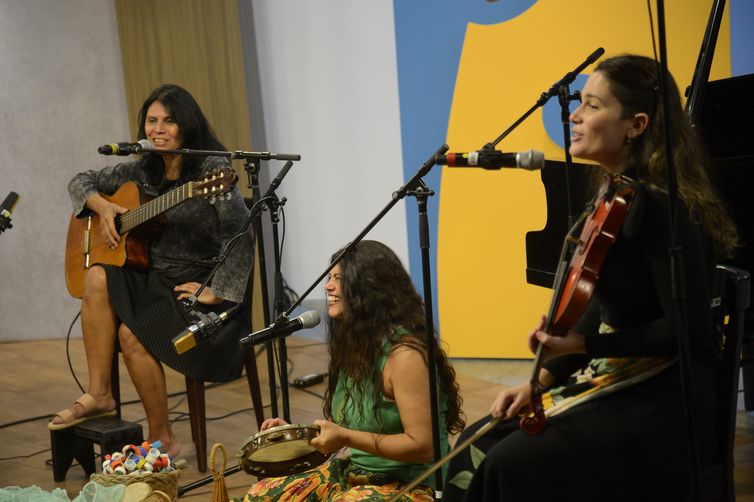 Tomaz Silva/Agência Brasil A dupla Chay e Ivone Torres, Catucando História pra Cantar acompanhadas por Duda Serra Lima durante apresentação dos finalistas do Festival de Música Rádio MEC