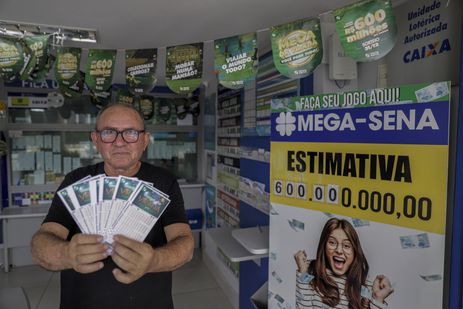Brasília (DF) 28/12/2024 – Jogo da mega sena da virada com estimativa de 600 milhões de reais, Salomão Carvalhido Barros 57 anos, disse que `ajudaria toda família e que doaria seu negócio`Foto: Joédson Alves/Agência Brasil
