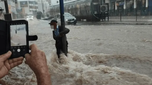 Idoso na Avenida Leopoldino de Oliveira