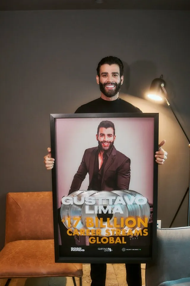 Em Miami, Gusttavo Lima recebe premiação global da Sony Music e anuncia parceria para novas estratégias com Dody Sirena