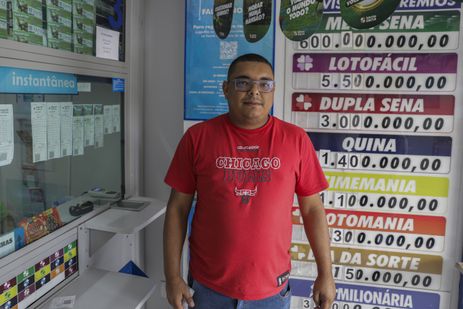 Brasília (DF) 28/12/2024 – Jogo da mega sena da virada com estimativa de 600 milhões de reais, Waldisley da Silva 34 anos, disse que `pararia de trabalhar e iria curtia a vida`Foto: Joédson Alves/Agência Brasil