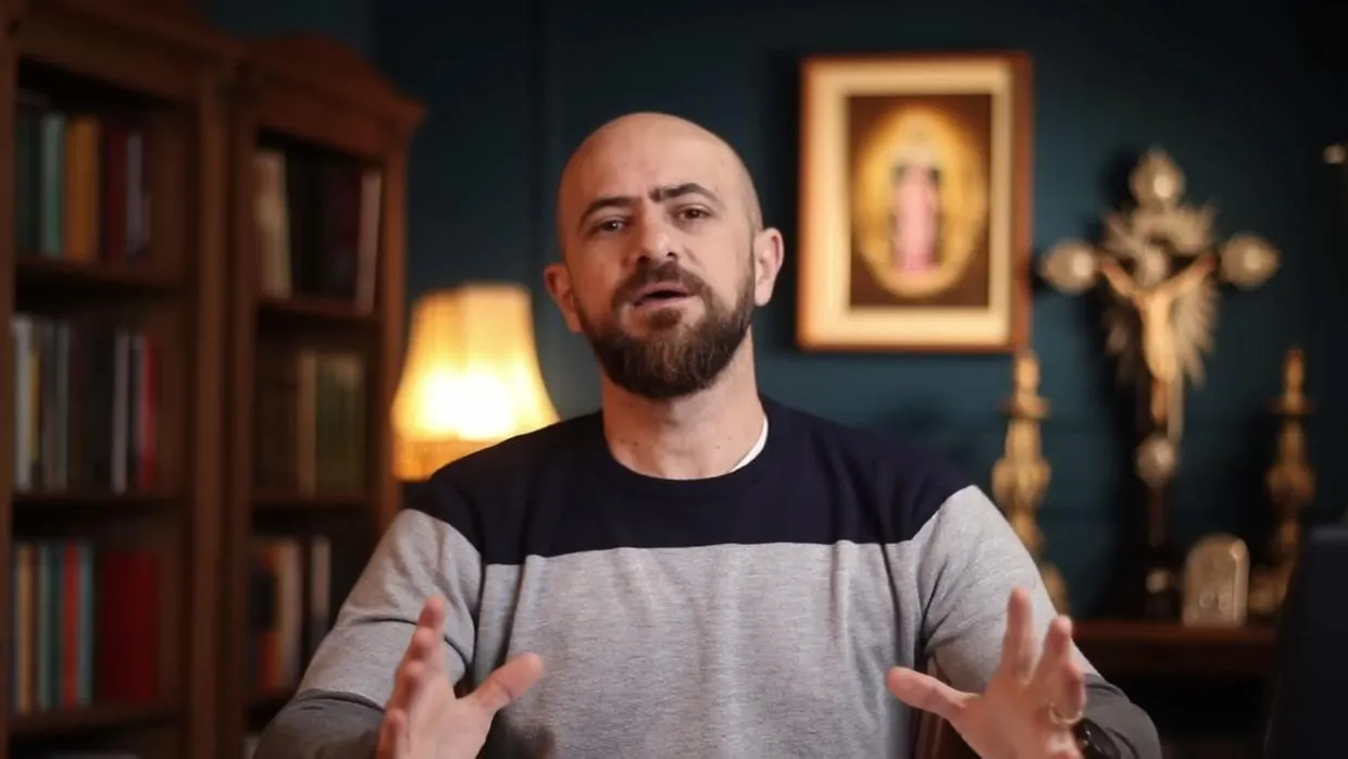 Tiba Camargos, influenciador católico, sofre acidente ao pular em rio para salvar filho