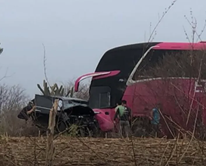 Acidente com ônibus clandestino deixa homem preso nas ferragens em Tauá