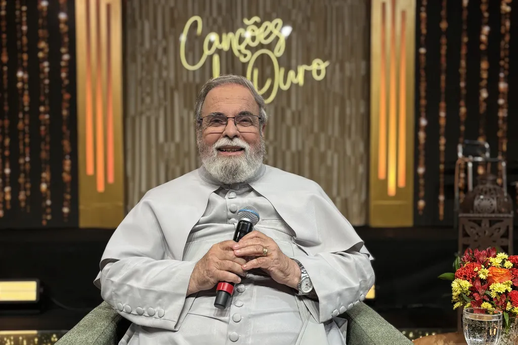 Padre Antonio Maria durante apresentação musical em comemoração aos 50 anos de sacerdócio.
