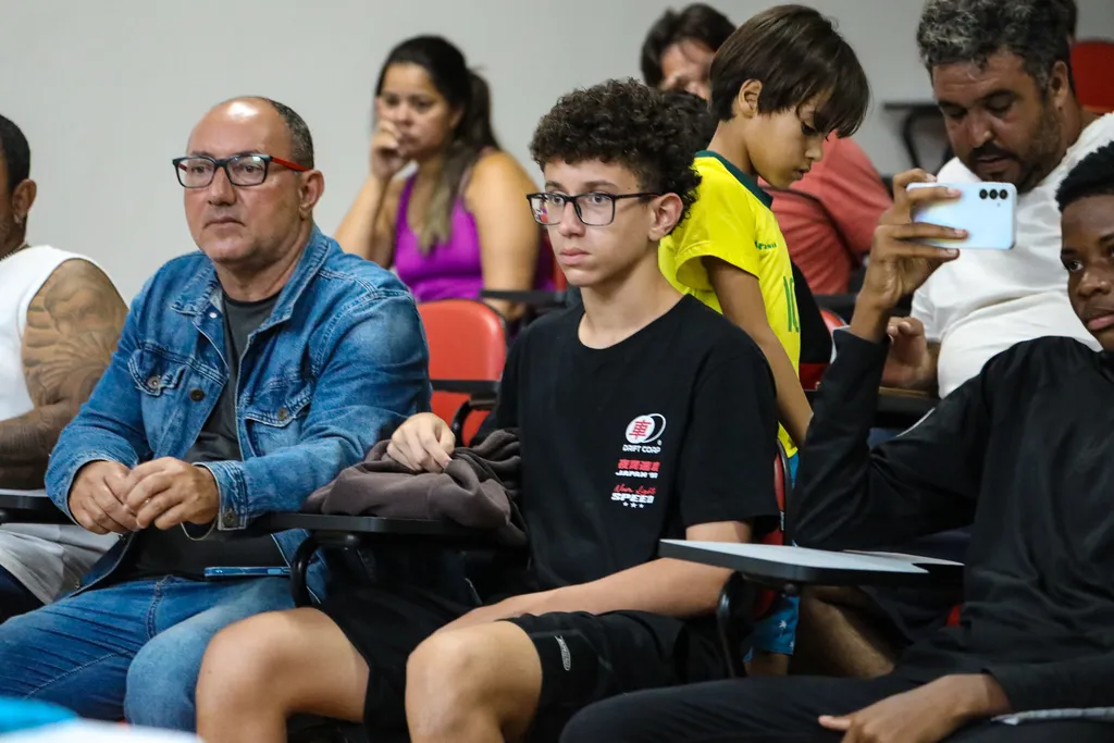 Reunião do projeto social Futuro FC com atletas e familiares na sede da Liga Uberlandense de Futebol, em Uberlândia.