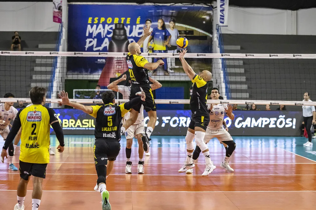 Jogadores do Praia Clube/Uberlândia Vôlei durante partida de vôlei masculino.