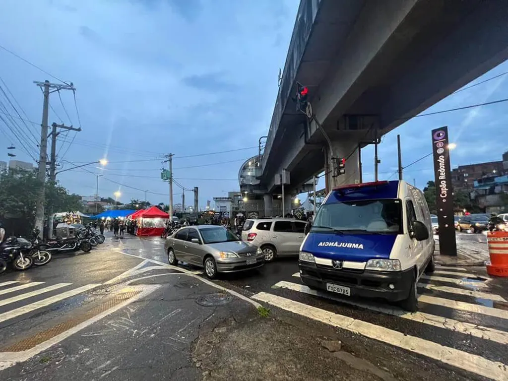Ambulância parada em via urbana próxima a estação de metrô em São Paulo