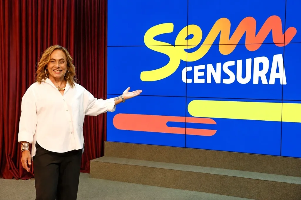 Cissa Guimarães no cenário do programa Sem Censura