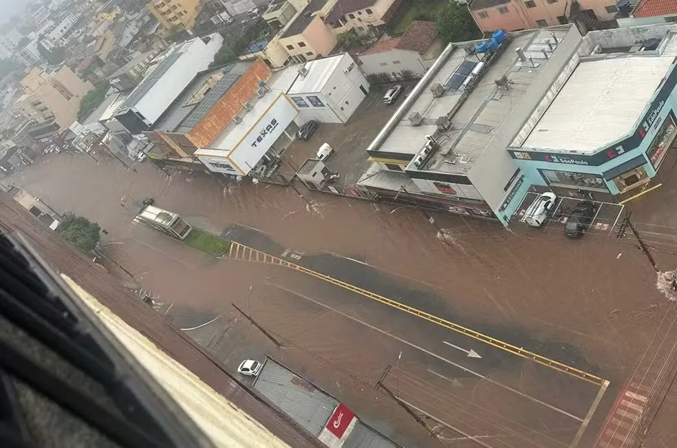 Chuva forte causa alagamentos e deixa pessoas e animais ilhados em Uberaba no Triângulo Mineiro