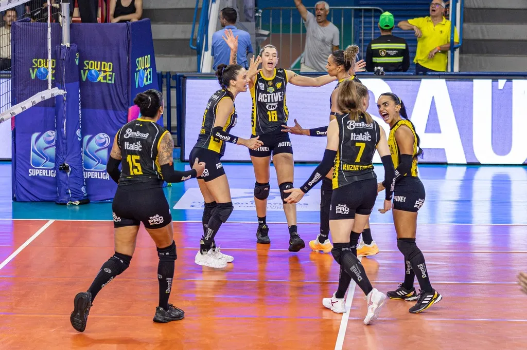Jogadoras do Dentil/Praia Clube comemoram vitória sobre o Paulistano Barueri pela Superliga Feminina 2026/27.