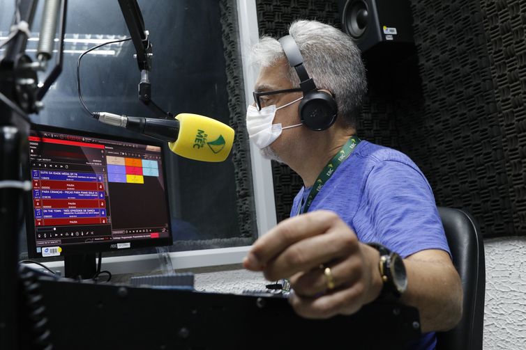 Fernando Frazão/Agência Brasil Equipamentos da Rádio MEC nos estúdios da Empresa Brasil de Comunicação - EBC, no Rio de Janeiro