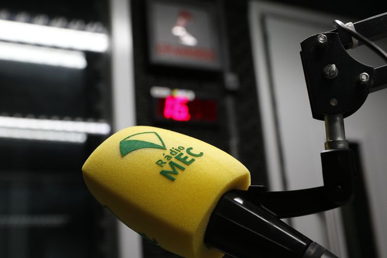 Fernando Frazão/Agência Brasil Equipamentos da Rádio MEC nos estúdios da Empresa Brasil de Comunicação - EBC, no Rio de Janeiro