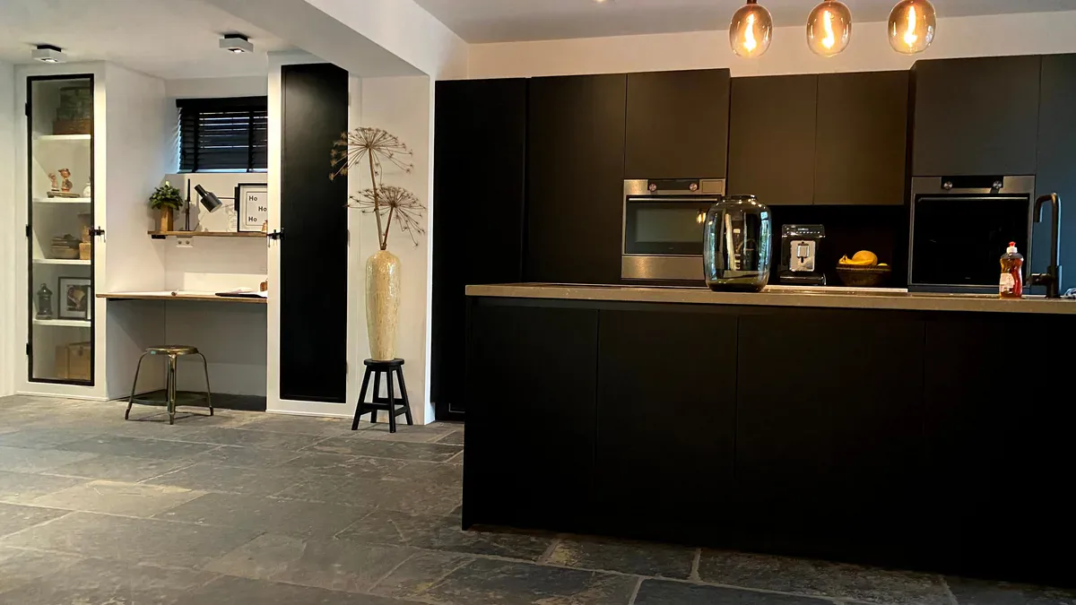 Cozinhas com acabamento escuro: como acertar na iluminação e no contraste