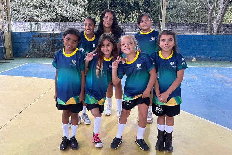 Projeto abre 600 vagas para aulas gratuitas de futsal e vôlei em São Simão (GO) e Santa Vitória (MG)