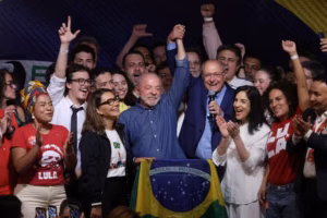 Lula é reeleito presidente do Brasil com 51,79% dos votos e inicia novo capítulo político